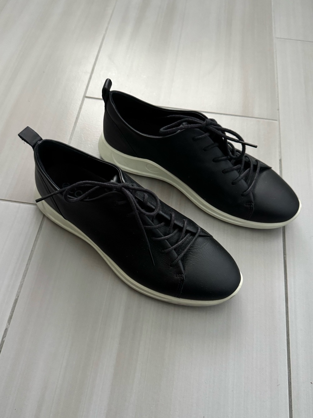 ECCO Soft 8 Lace Up Sneaker womens size 39 Black